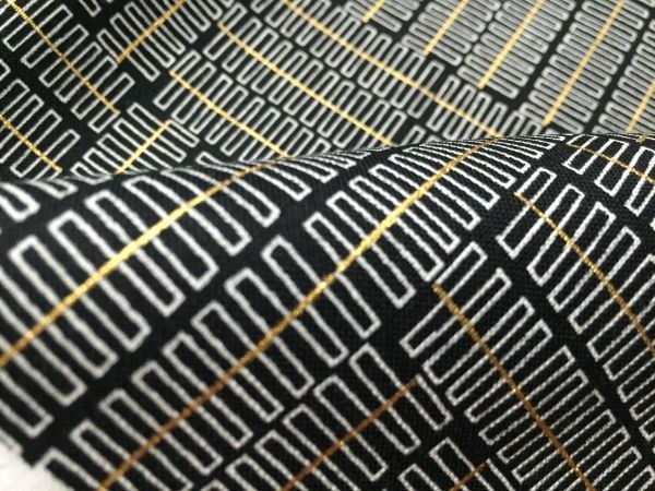 ブラックとゴールドの色合いがクールさを演出