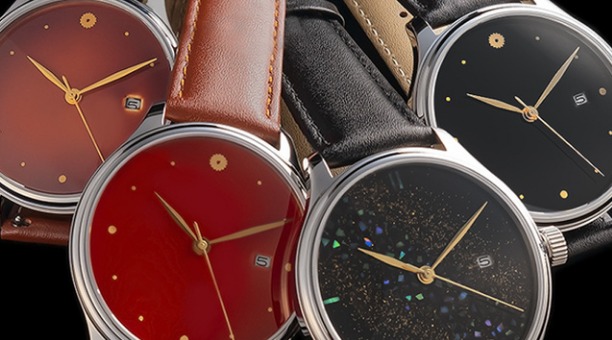 ①日本伝統の漆塗りを文字盤に採用