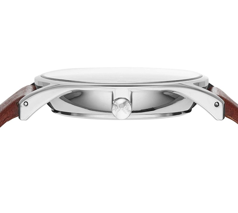 薄型かつ軽量なケースがスーツに似合う