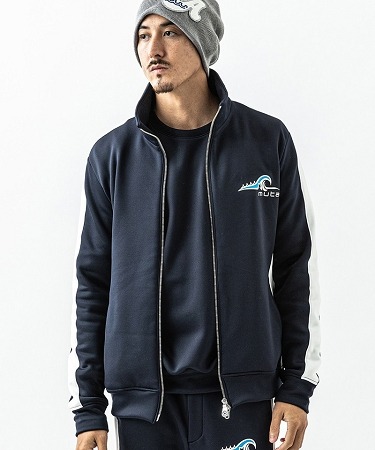 着心地が良いトラックジャケットを春秋のコーデに加えよう