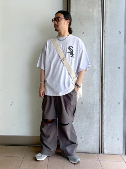 ロゴTシャツ×カーゴパンツ