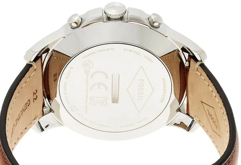 STEP1：付属の工具で裏蓋を開ける