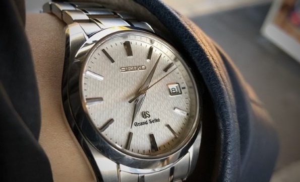 SBGX067(グランドセイコー)はチタン製で軽い装着感