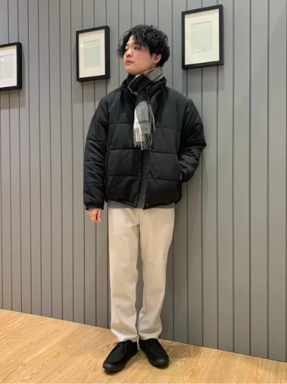 黒ダウン×マフラー