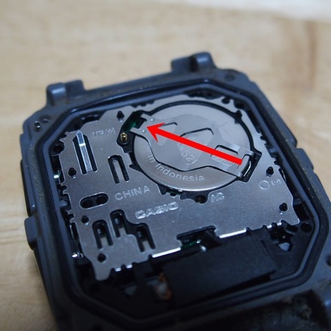 STEP2:指で押しながら電池を外す