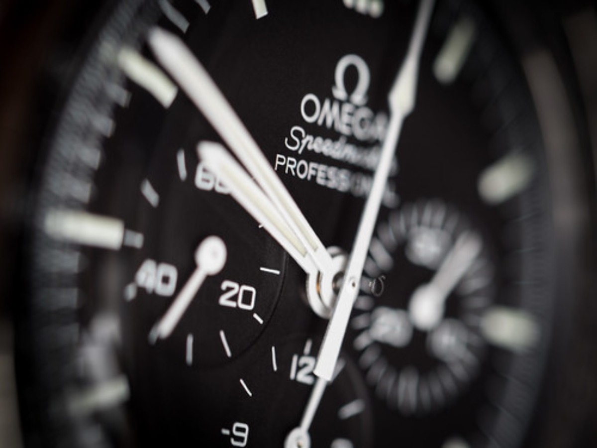 オメガスピードマスターの自動巻きが止まる 使い方や巻き方を解説 Richwatch