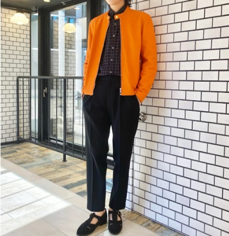 カラーライダースとサンダル