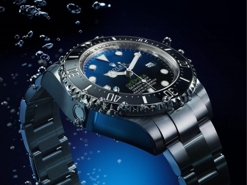 違い②ディープシーは大きめケースで重量感あり