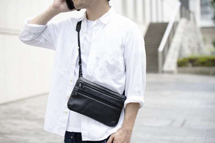 コーデ3：白シャツ×レザーサコッシュ