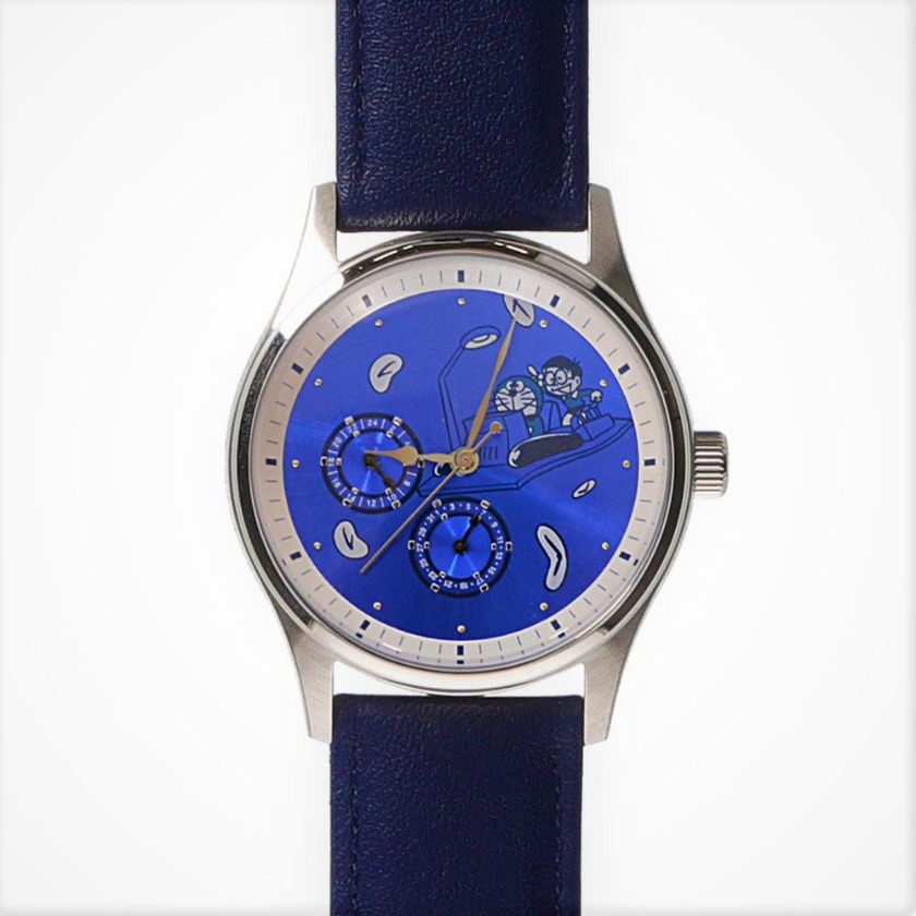 美しいブルーが魅力的な文字盤