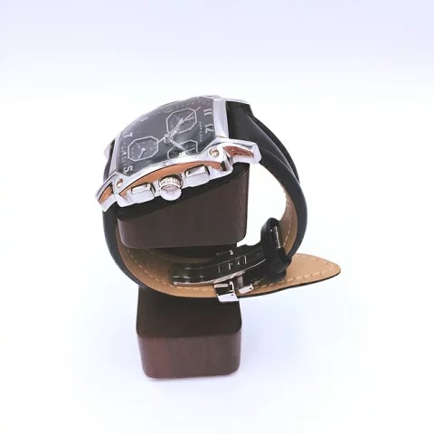 文字盤・ベルト共に存在感がある