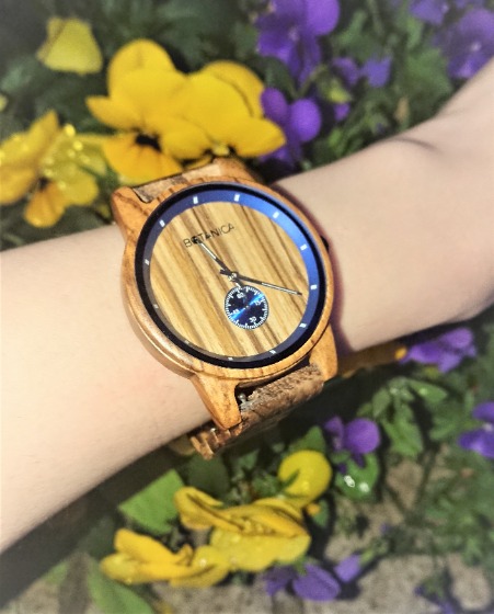 フラットな文字盤にスモールセコンドが映える