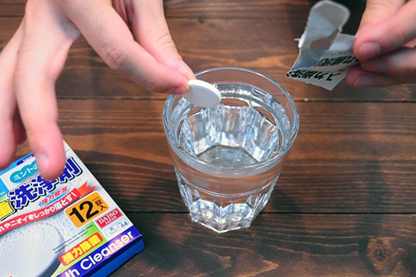 STEP1:容器に水と洗浄剤を入れる