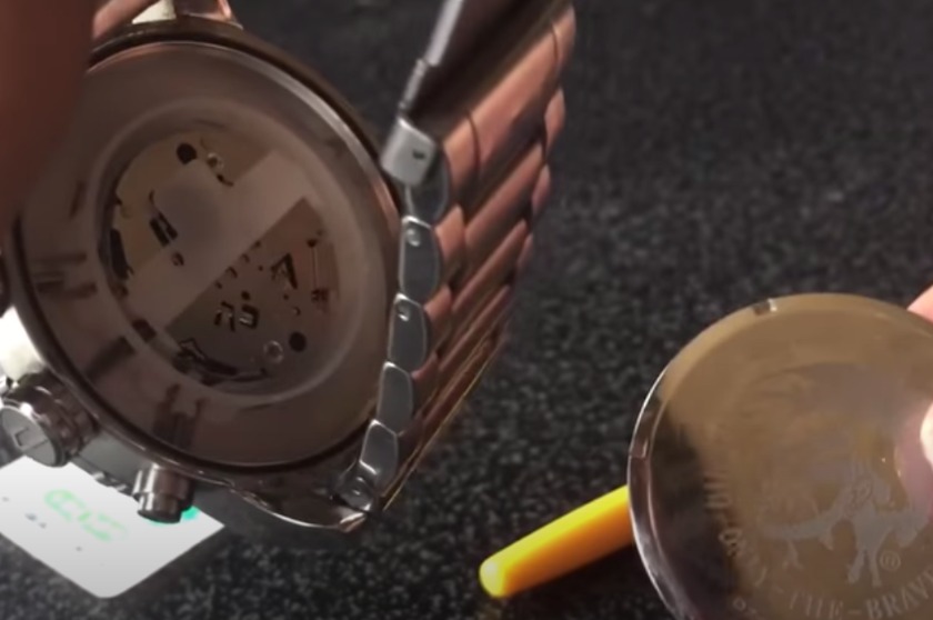 ③裏蓋が外れる