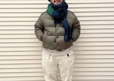 カーキ×マフラー