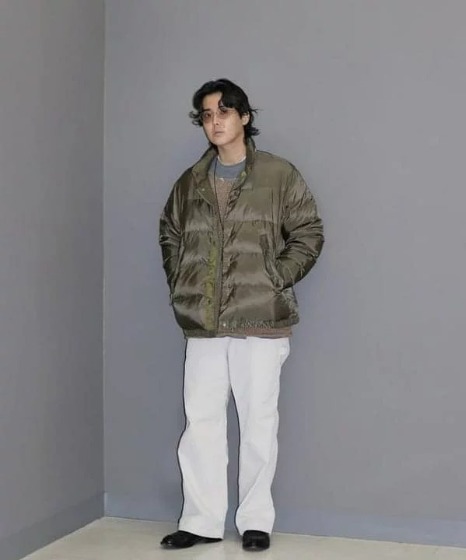 カーキ×白パンツ