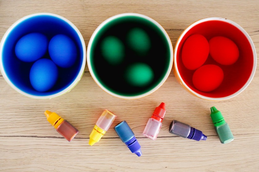 STEP2:容器に染料と塩を入れてからお湯を入れる