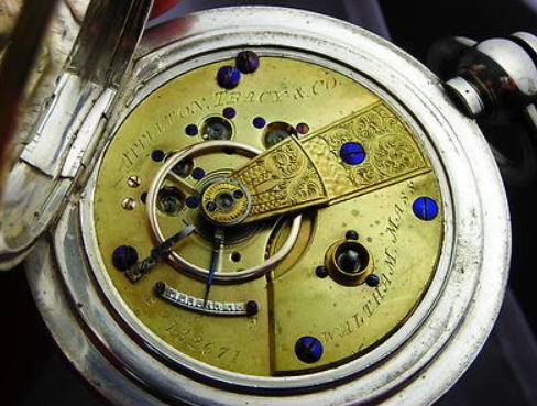 テンプを2つで支えるので安定性が向上