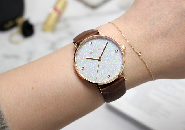 MEIKAの腕時計は光り輝くパールが魅力的