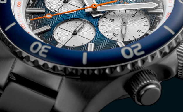 ②レトロなデザインと滑らかなベゼル