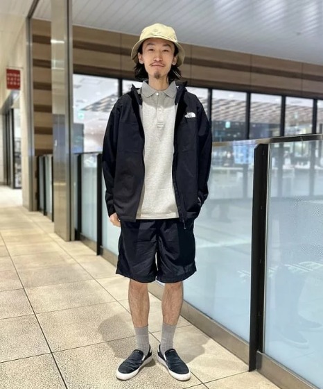 黒マウンテンパーカー春2