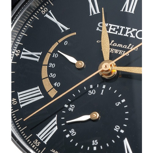 日本の伝統である漆を使用した文字盤