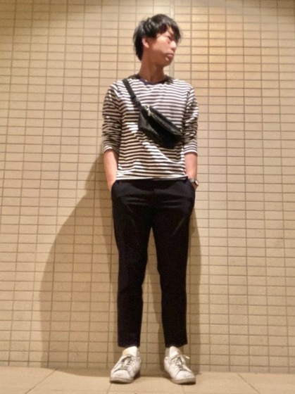 コーデ4：モノトーン系×柄サコッシュ