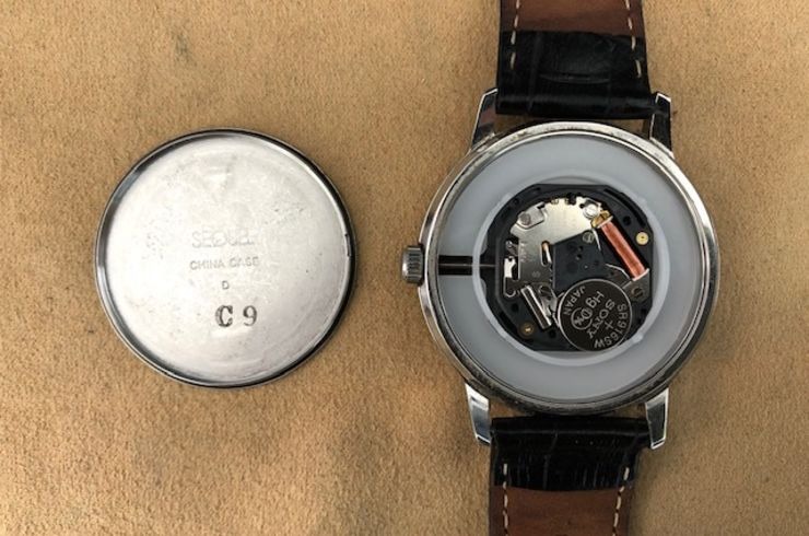 ①裏蓋を開ける