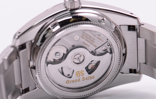 シースルーバックで時計の動きを感じられる