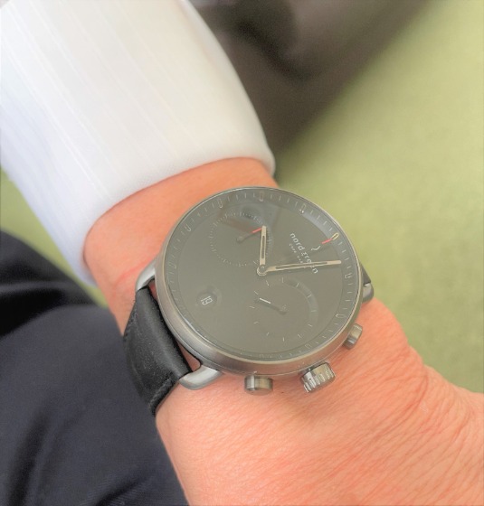 ドーム型サファイヤクリスタルガラス使用