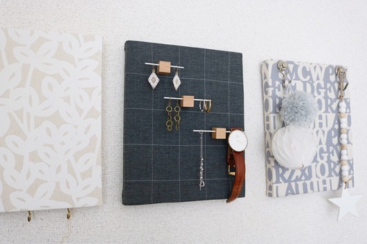 ②ダイソーのウッドプッシュピンで飾る