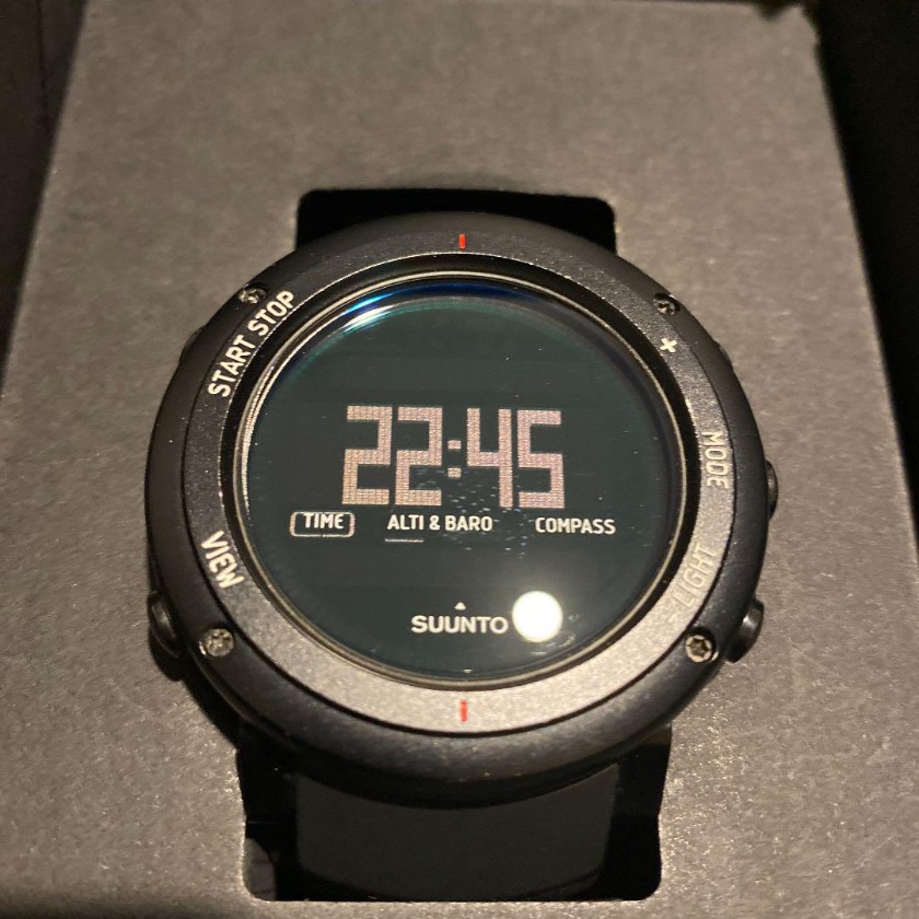 イコライザーで着用したSUUNTO COREはクールで高級感がある時計