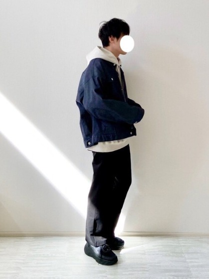 コーデ1：ブルージャケット×モノトーン系
