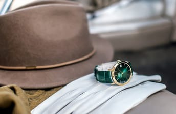 1957年 薄型手巻・自動キャリバーを発表