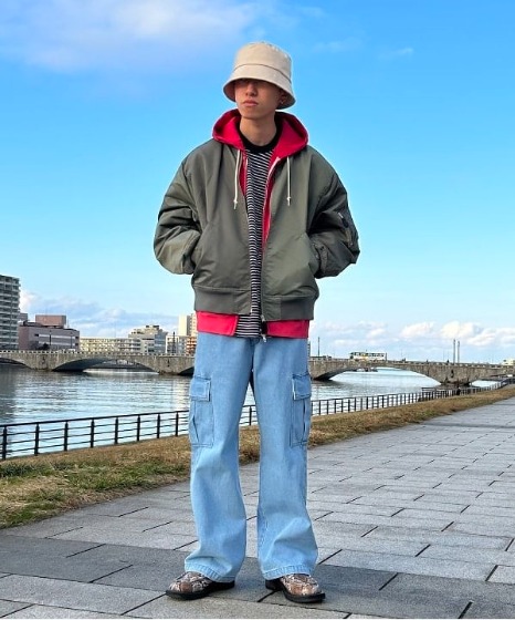 コーデ10：MA-1×レッドパーカー