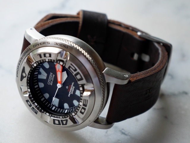 シチズンのエコジラの厚み