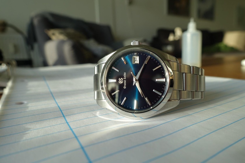 深いブルーの文字盤はシーン選ばず活躍