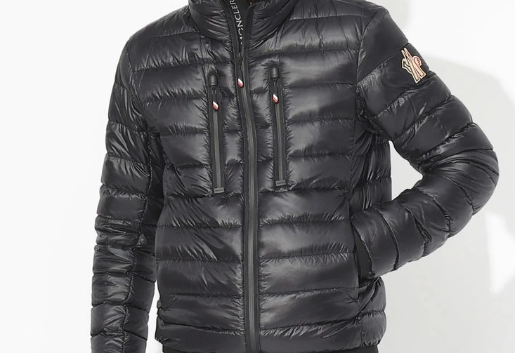 1位：モンクレール 黒ダウンジャケット