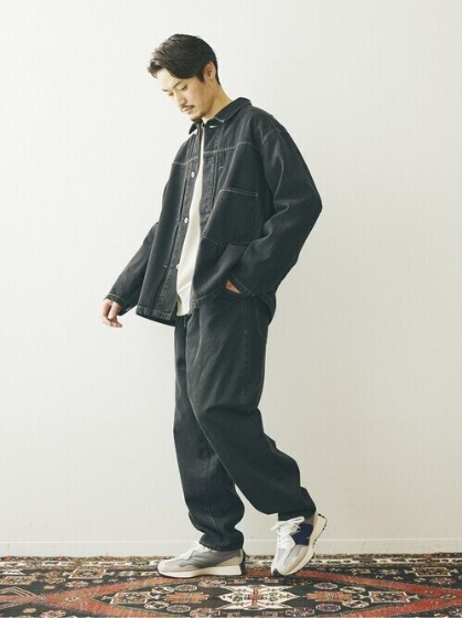 コーデ3：黒バルーンパンツ＋白スニーカー