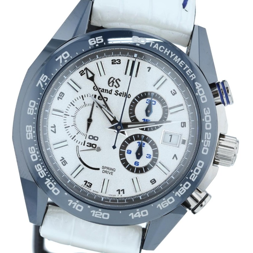 クロノグラフ×車デザインでスポーティな印象