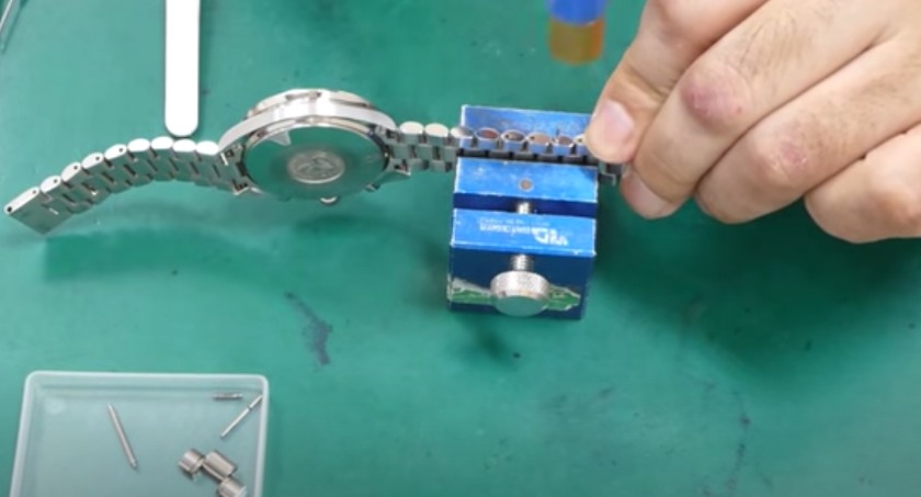 STEP3:Cリングとネジ差し込みバンドを接着する