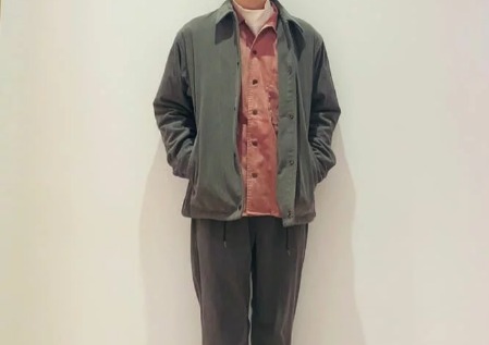 カーキ×カラーシャツ
