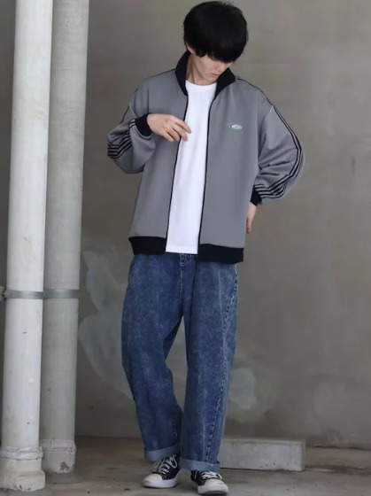 グレー×ワイドデニムパンツ