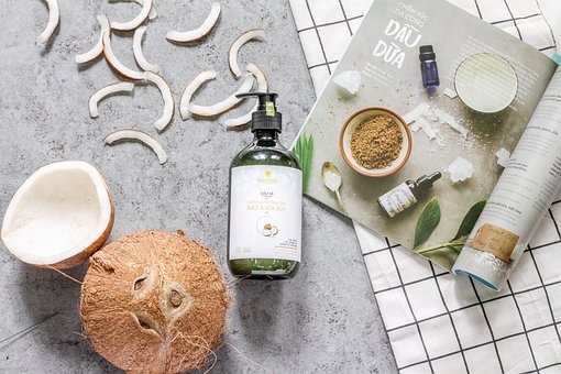 STEP3：髪にオイルを揉み込む