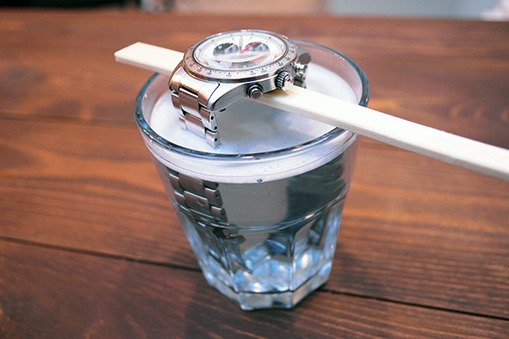 STEP2:腕時計を容器に浸す
