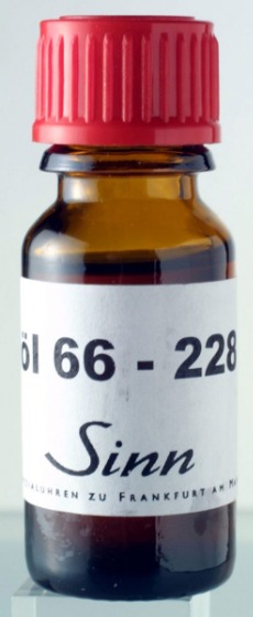 ムーブメントの精度を上げる独自の「特殊潤滑油」