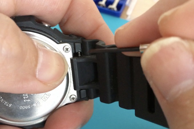 STEP1:ドライバーで裏蓋のネジを外す