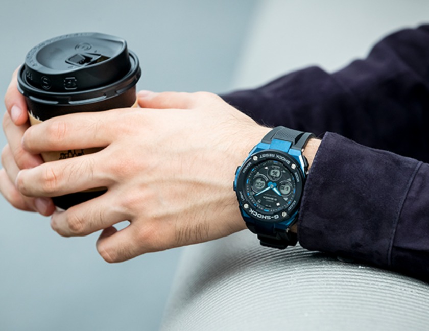 GST-W300G-1A2JF (カシオG-SHOCK) ブルーメタリックの近未来感