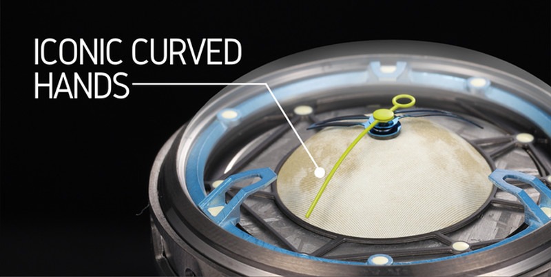 サファイアクリスタルの底部に3層の反射防止メッキを施した文字盤