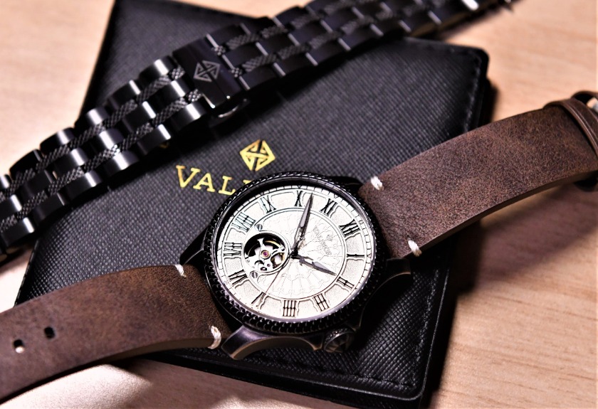 レザーストラップのしっとり感とメタルブレスレットの重厚感